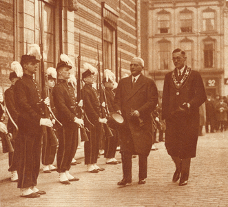 99458 Afbeelding van de inspectie van de erewacht van de Studentenweerbaarheid van het Utrechtsch Studenten Corps ...